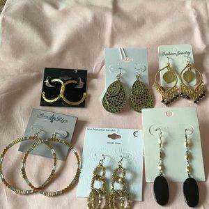 Silverfox Costume Jewelry Earrings,    6 Pair of Assorted Earrings 🔥🔥❤️❤️💙💙